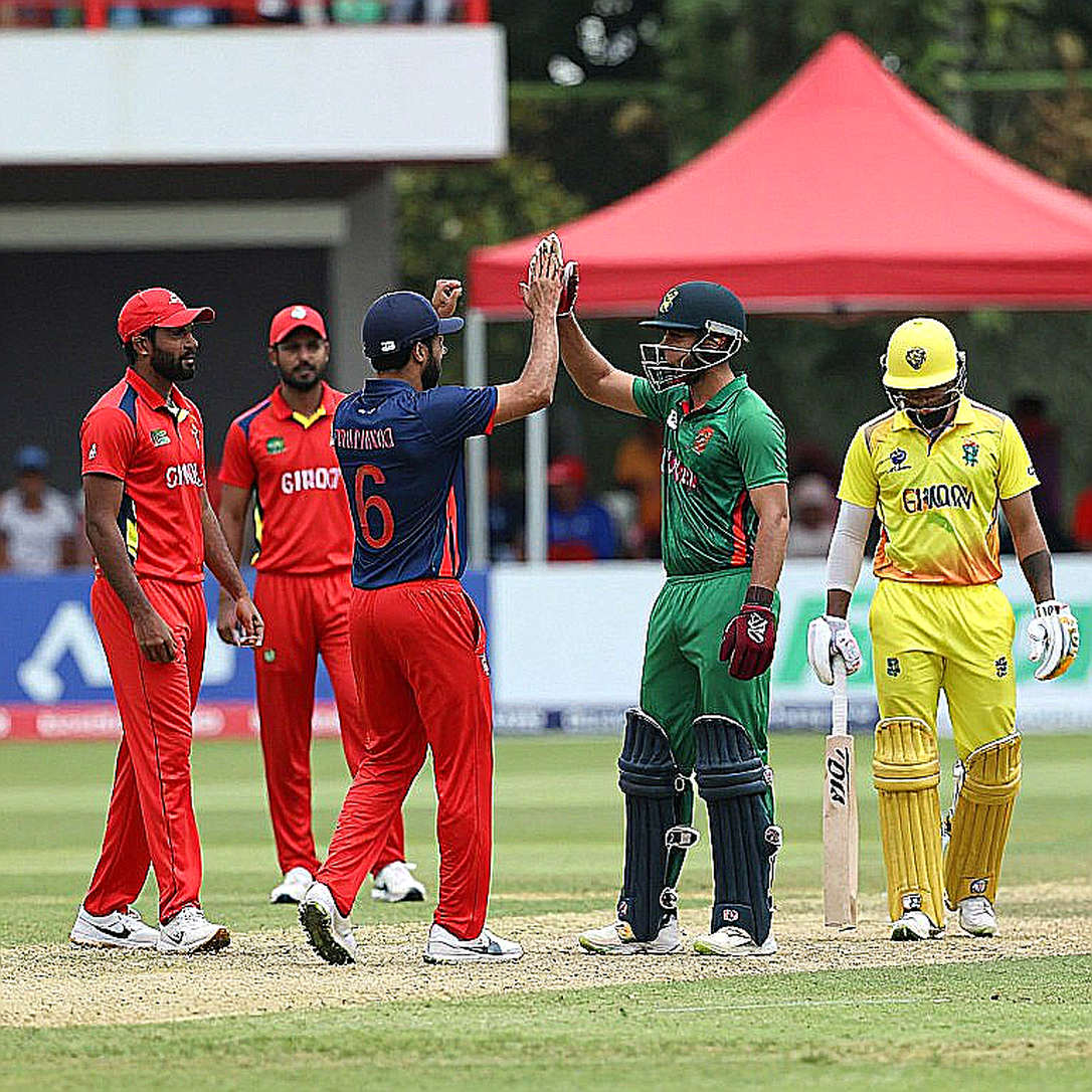 গ্লাভস, ক্যালেন্ডার আর একটা ভুল প্রশ্ন: ক্যাপসির হাত ধরে মহিলা ক্রিকেটের আসল সংকট