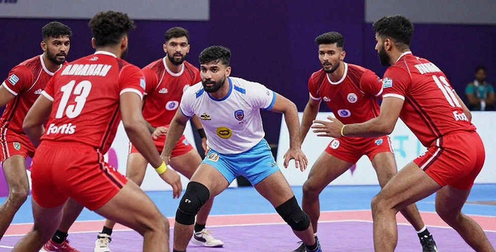 কমনওয়েলথ কাবাডি চ্যাম্পিয়নশিপ ২০২৬-এর লোগো: এক রেইডার, চার ডিফেন্ডার আর যে হিসাবটা কেউ দেখছে না কমনওয়েলথ কাবাডি চ্যাম্পিয়নশিপ ২০২৬-এর লোগো: এক রেইডার, চার ডিফেন্ডার আর যে হিসাবটা কেউ দেখছে না