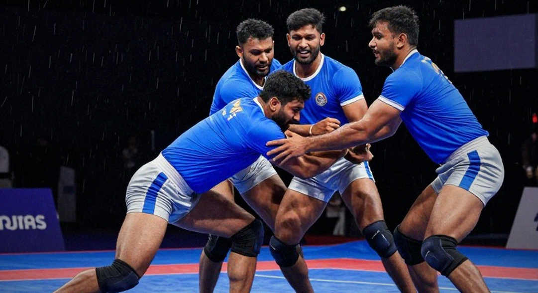 কমনওয়েলথ কাবাডি চ্যাম্পিয়নশিপ ২০২৬-এর লোগো: এক রেইডার, চার ডিফেন্ডার আর যে হিসাবটা কেউ দেখছে না কমনওয়েলথ কাবাডি চ্যাম্পিয়নশিপ ২০২৬-এর লোগো: এক রেইডার, চার ডিফেন্ডার আর যে হিসাবটা কেউ দেখছে না