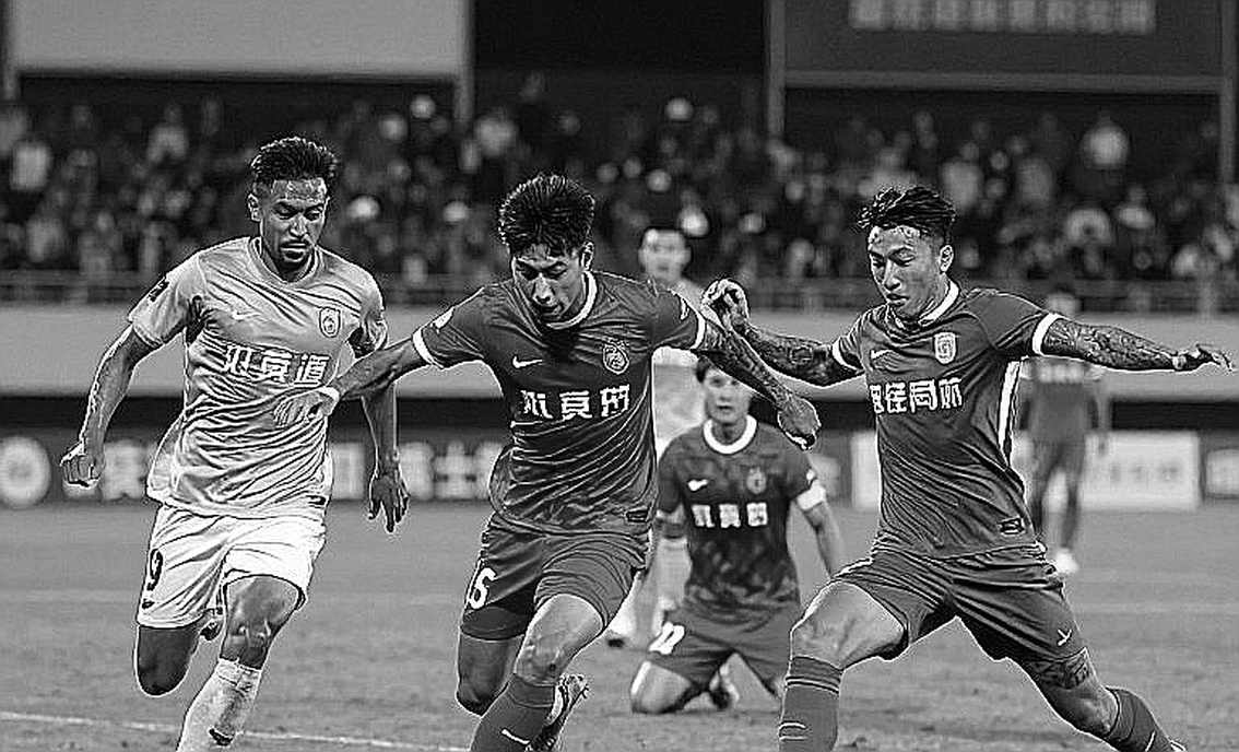 যে ফাইলটি "ফুটবল" নামে খোলা হয়েছিল, তার ভেতরে ছিল একটি বলও নেই