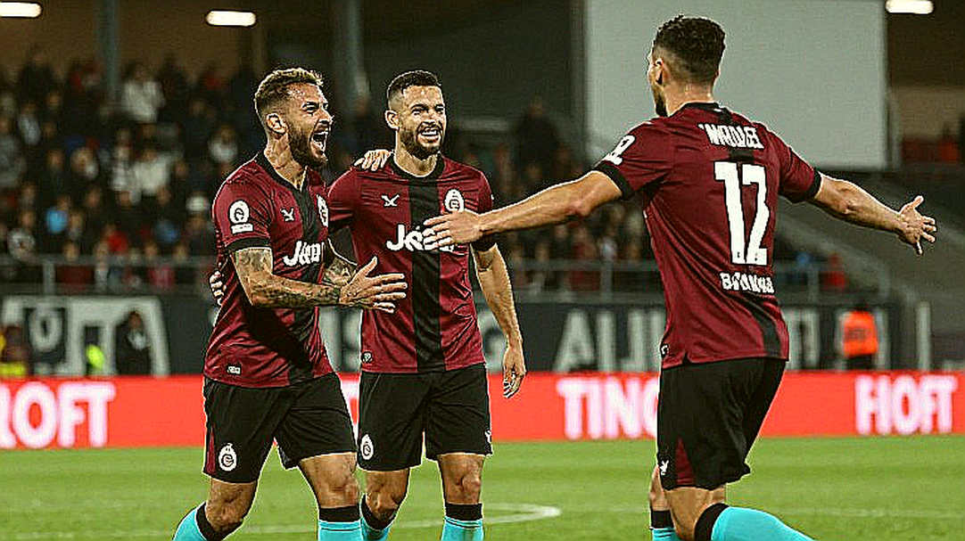 Blockchain's Quiet Entry into Football: Fan Tokens, Data Provenance, and the Blank Notebook Blockchain's Quiet Entry into Football: Fan Tokens, Data Provenance, and the Blank Notebook