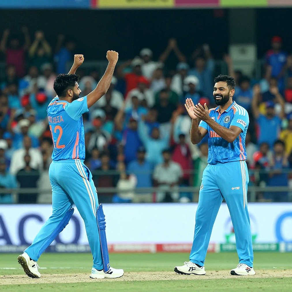 একটা ফোন, দুই দিন, একটা হাতুড়ি: চারু শর্মার ঢাকা-আগমন আর ডি-থ্রি-র প্রথম শ্বাস