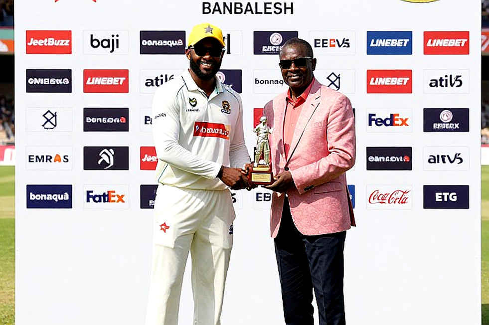 রাওয়ালপিন্ডির মার্জিন: মেন্ডিসের রেকর্ড আর এক ডেড রাবারের হিসাব রাওয়ালপিন্ডির মার্জিন: মেন্ডিসের রেকর্ড আর এক ডেড রাবারের হিসাব